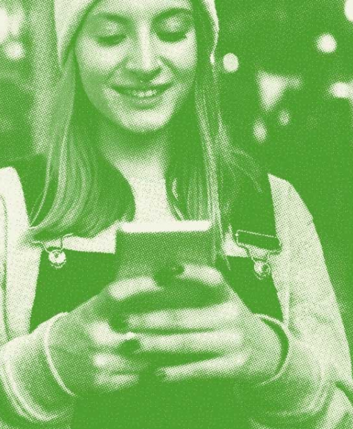 Jeune femme regardant son smartphone à la recherche d'une offre de reconversion professionnelle en alternance 